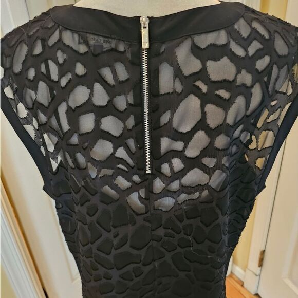 TWO PIECE VINCE CAMUTO SHEER OVERLAY W/ TANK UNDERNEATH - Picture 3 of 5